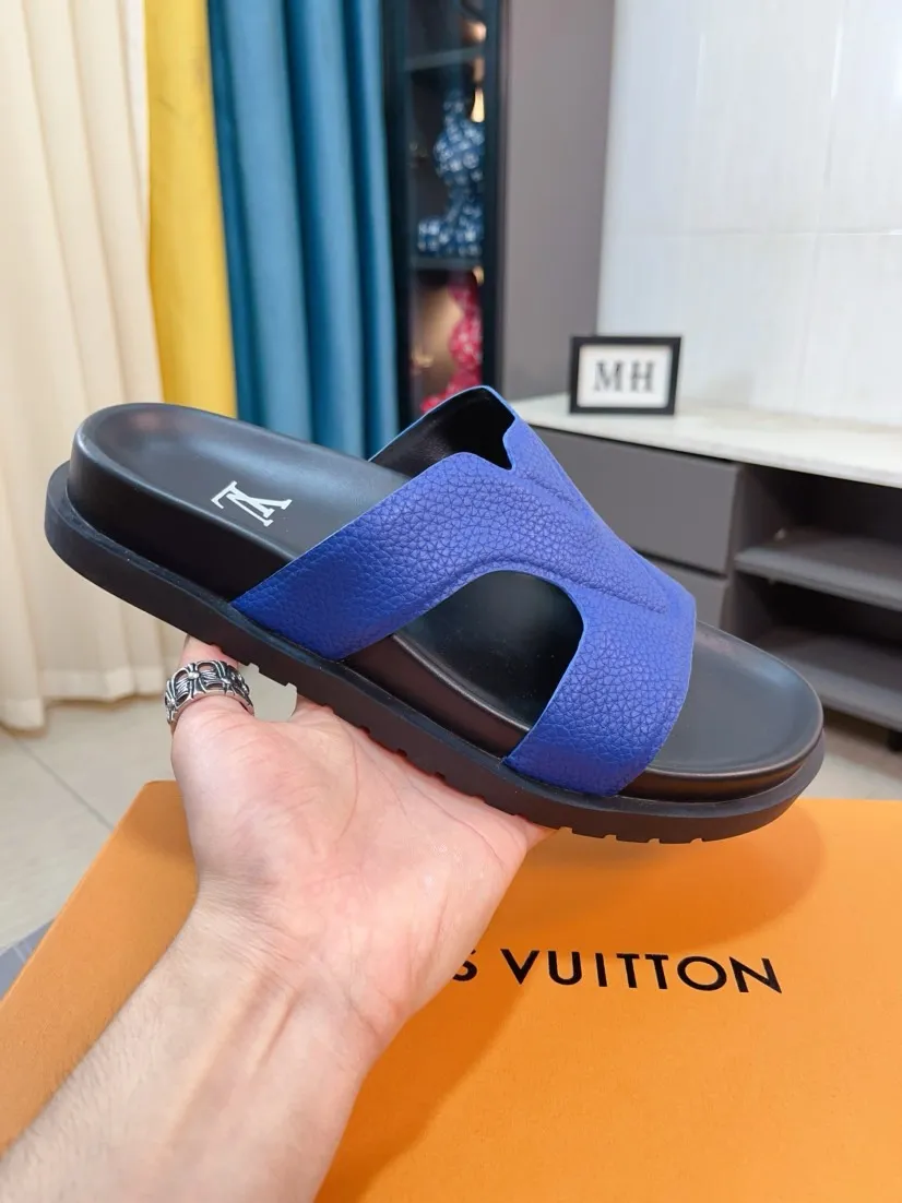 Men's shoes💰300🌹🌹【LV】Multi-color new men's slippers, original top-quality version, original special cowhide with pebbled embossing➕sheepskin on the inner and side, non-slip combination sole, more stable walking, more comfortable and lightweight, high-end and generous, size: 38~44